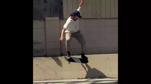 Habilidade e estilo do skatista Kenny Anderson
